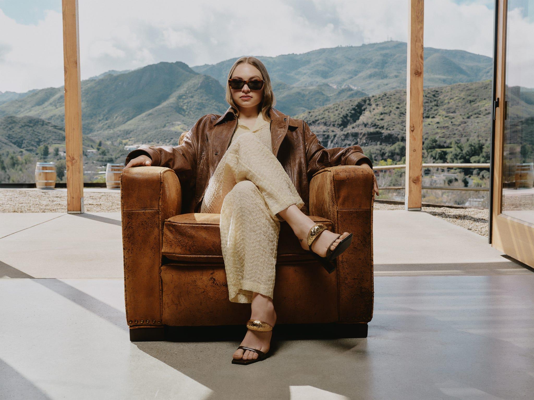 Mia Threapleton on 'The Phoenician Scheme' and Mom <b>Kate Winslet</b>