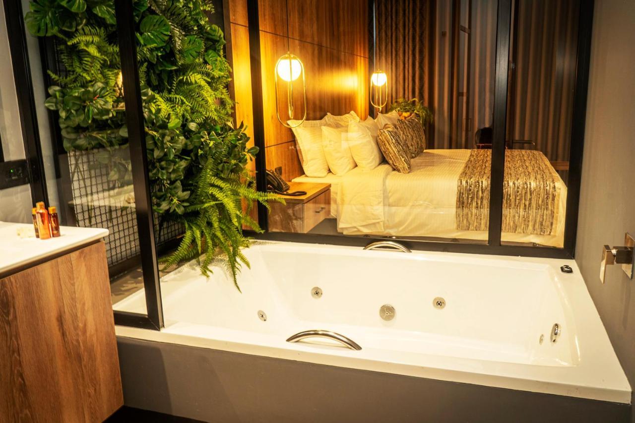 Deluxe Suite Spa Bath