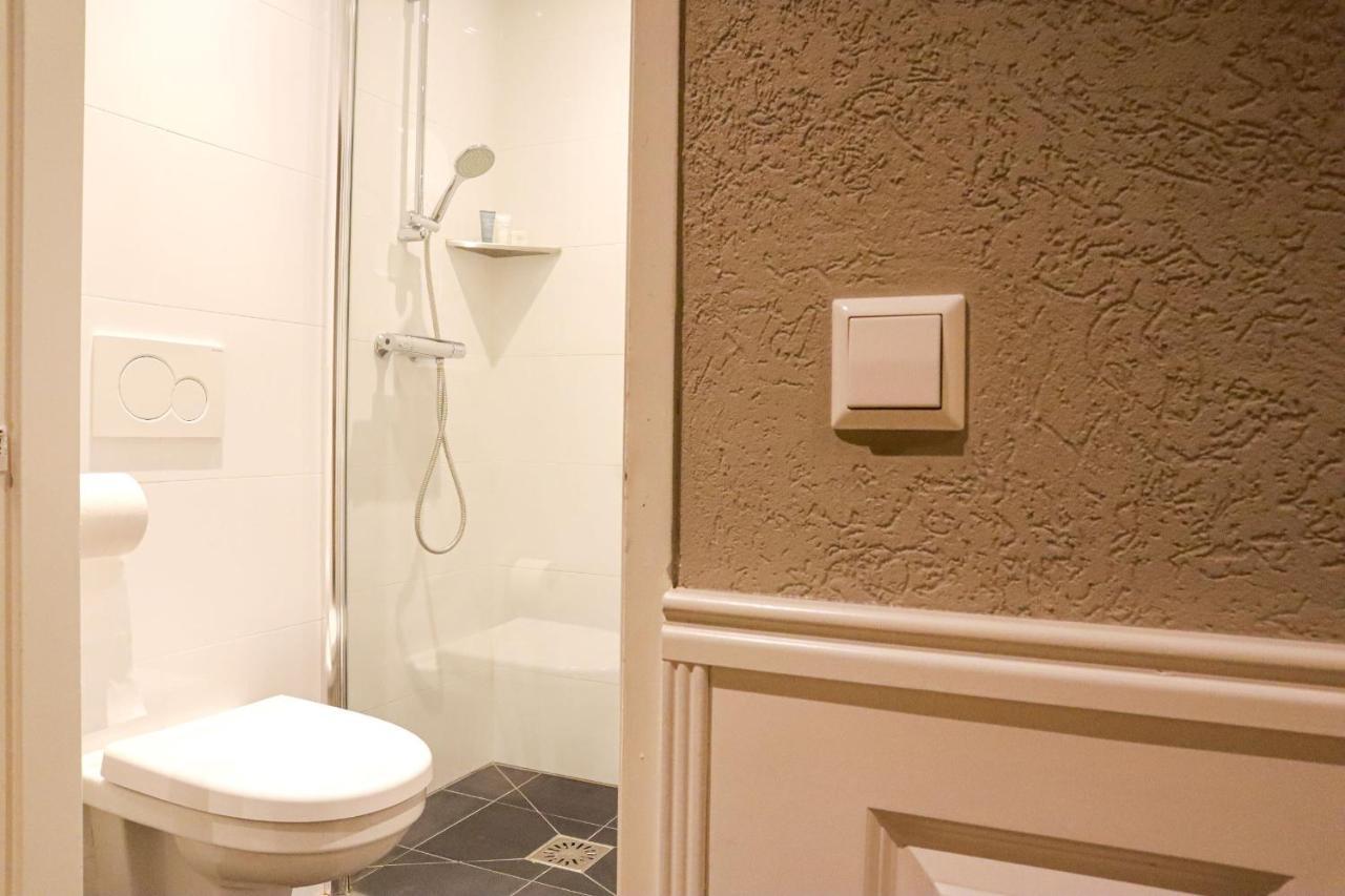 Chambre Simple Économique avec Salle de Bains Privative dans le Couloir