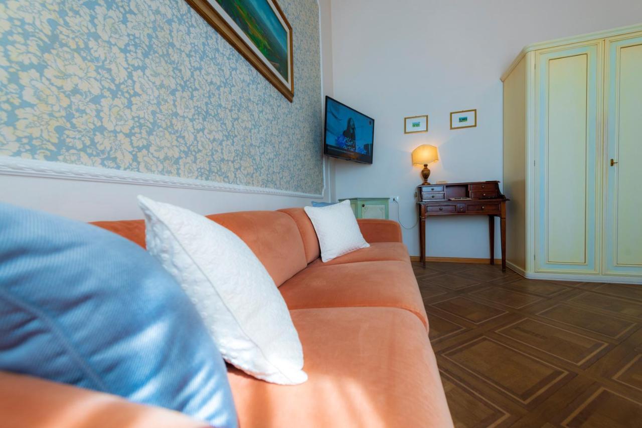Deluxe Double Room with Extra Bed,1117800204:JPEG