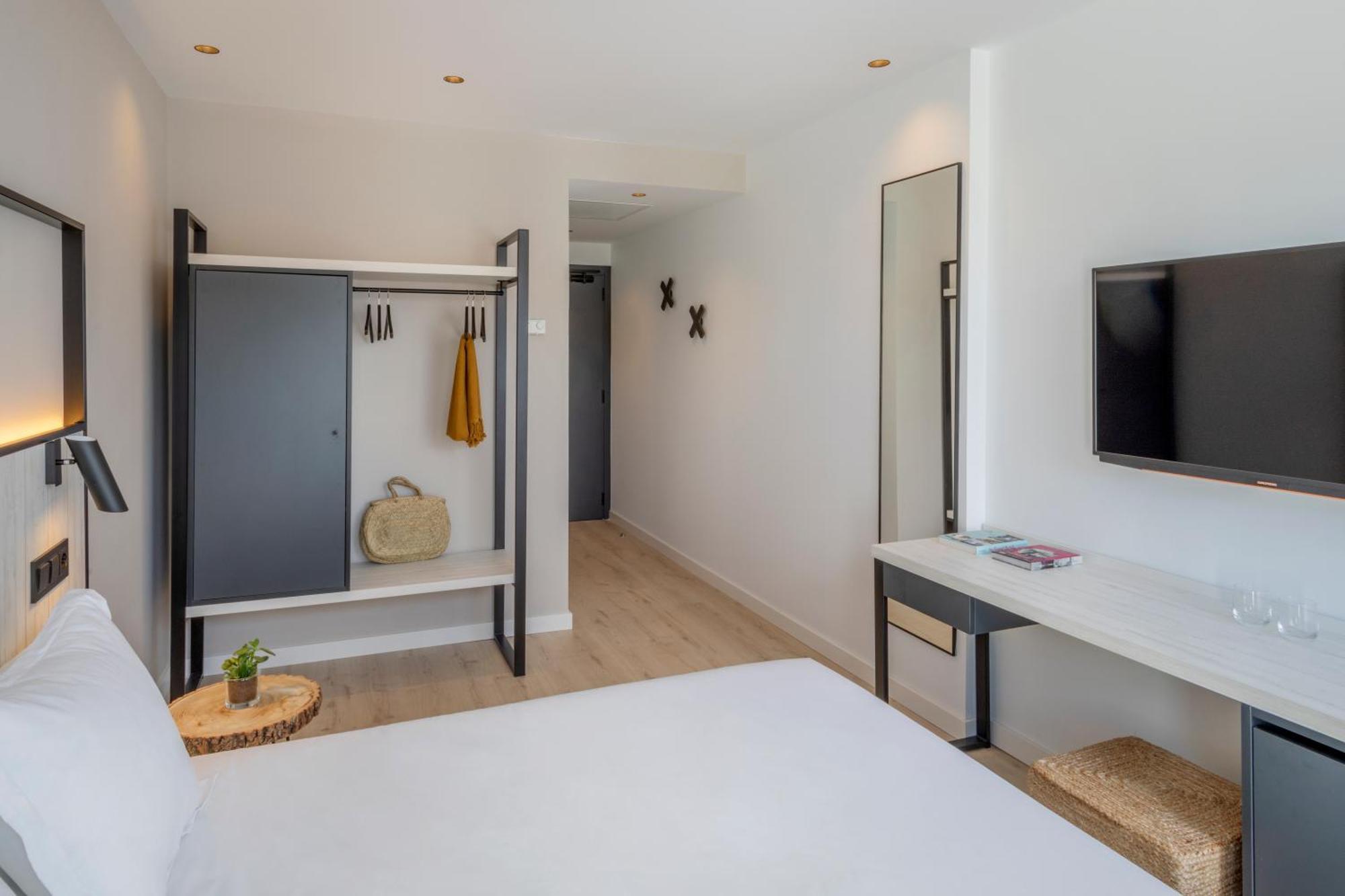 Standard Double or Twin Room,1139123734:JPEG