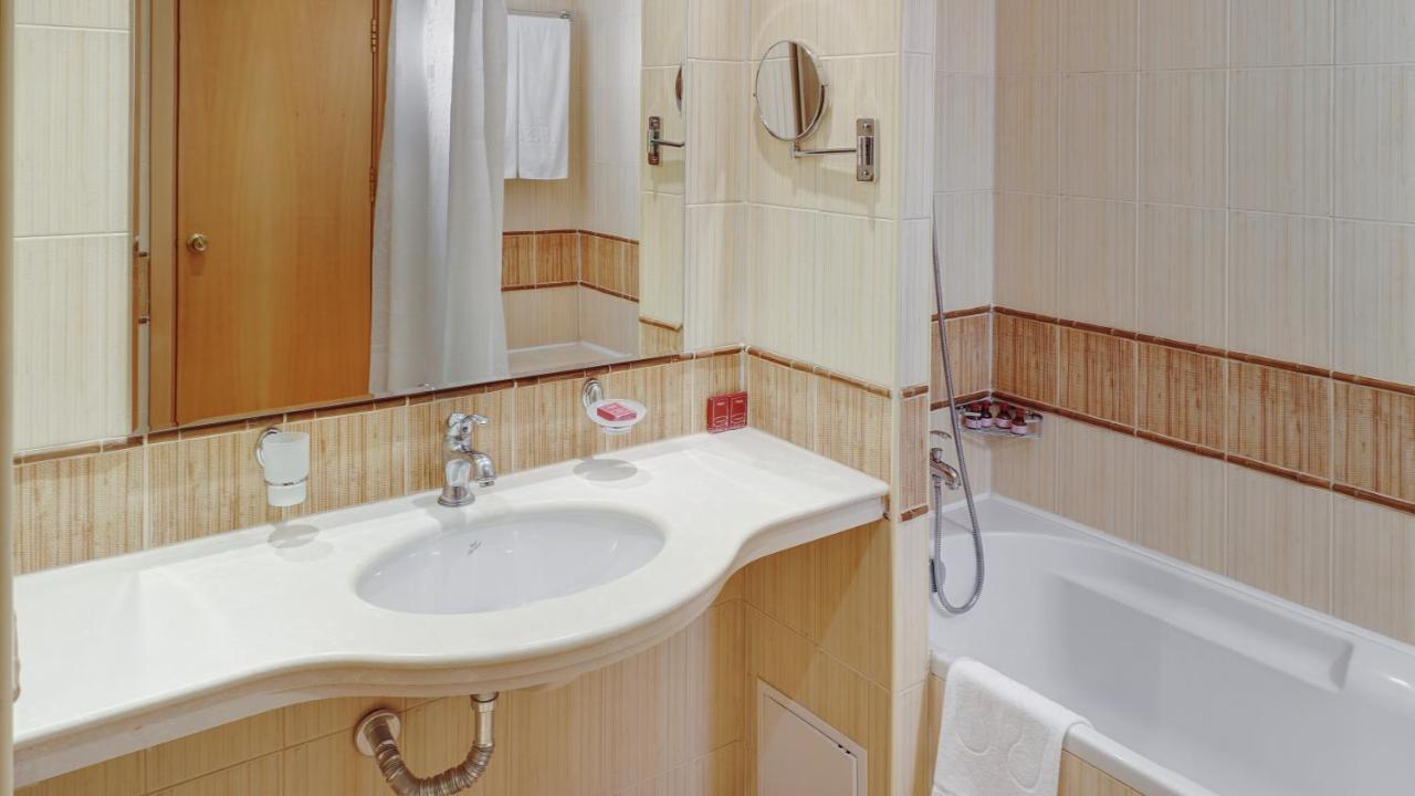 Twin Room with Sea View (Low Floor)