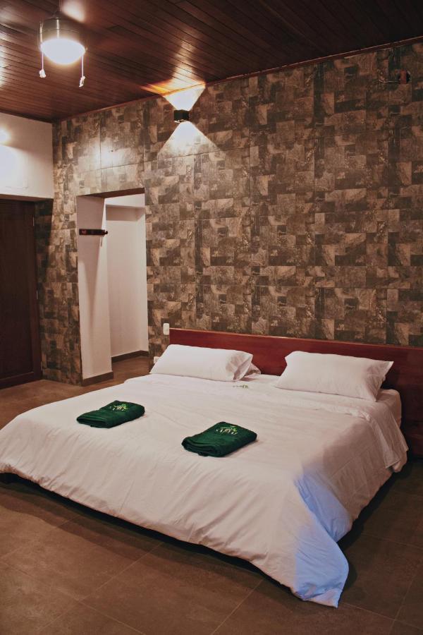 Suite con cama extragrande y vistas a la piscina