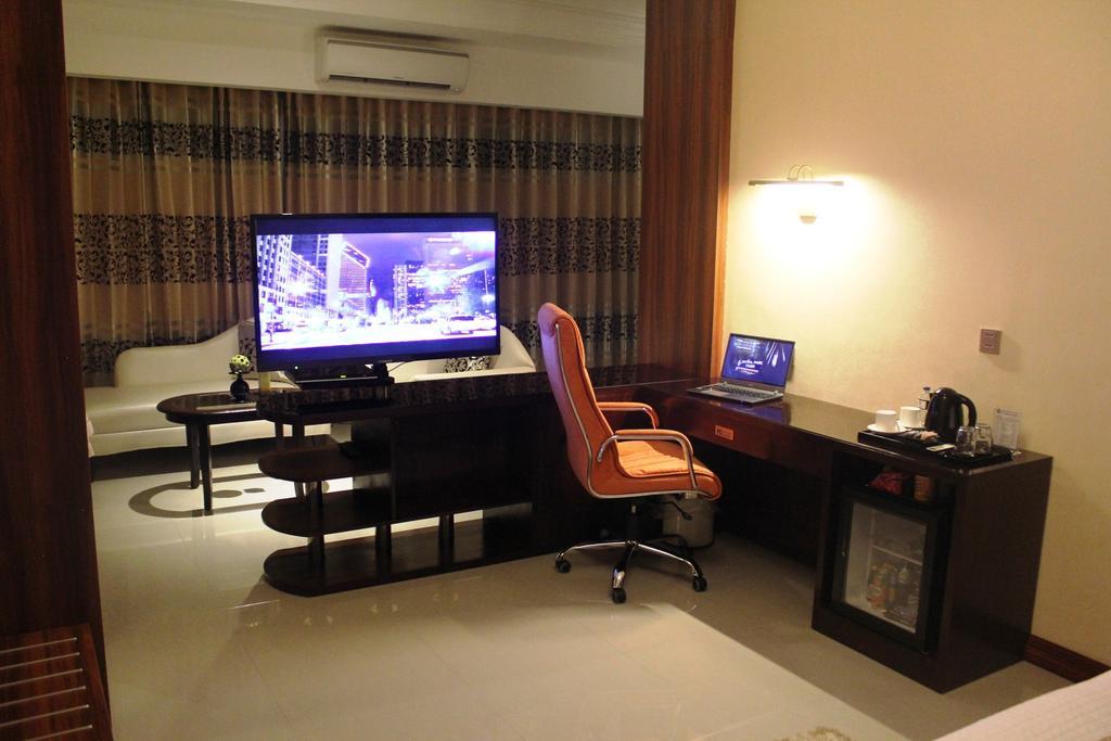 Crown Jacuzzi Suite