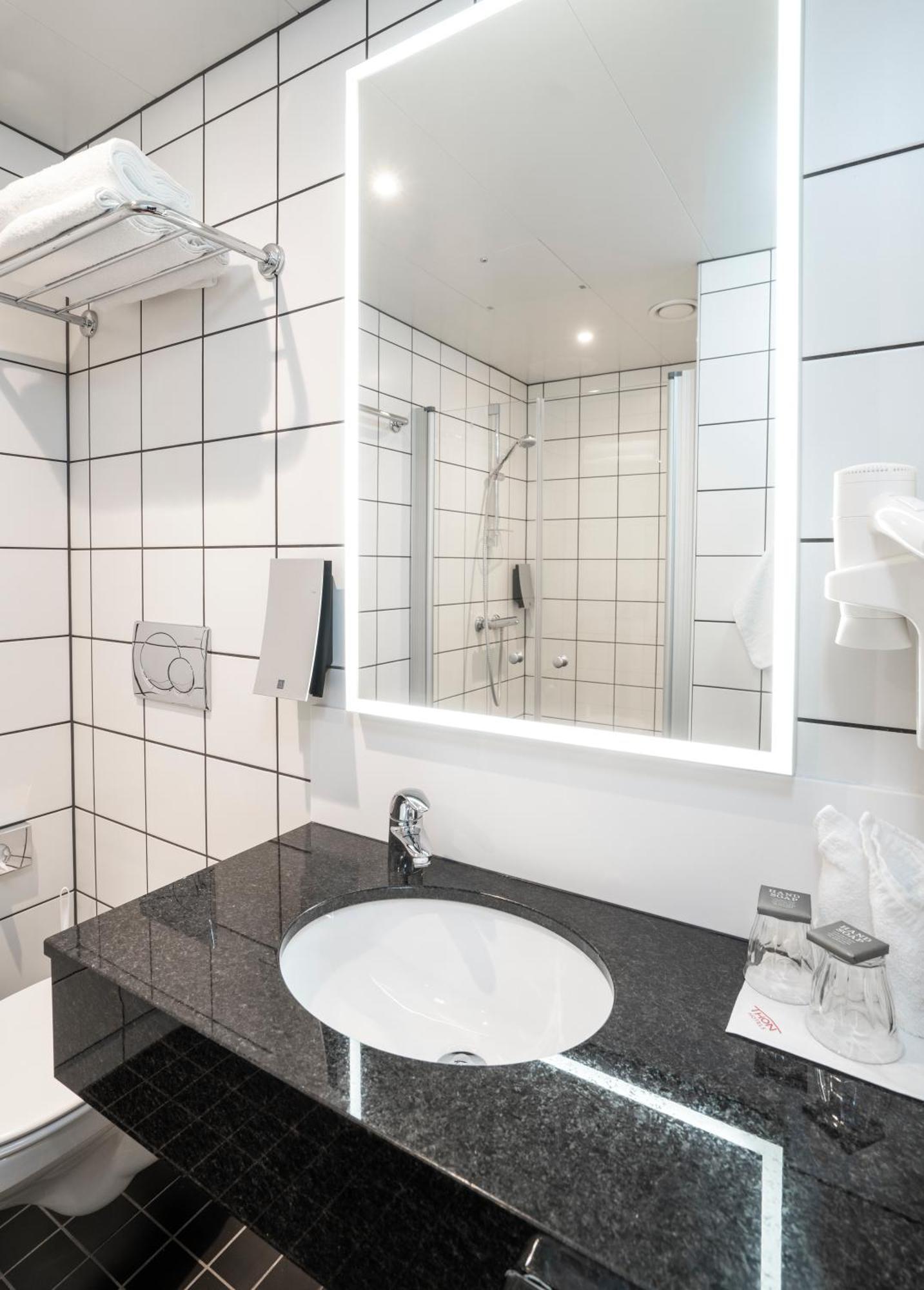 Chambre Double ou Lits Jumeaux - Accessible aux Personnes à Mobilité Réduite