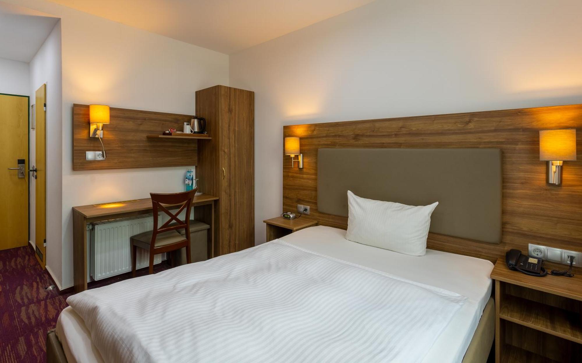 Comfort Kamer met Queensize Bed (140 x 200 cm)