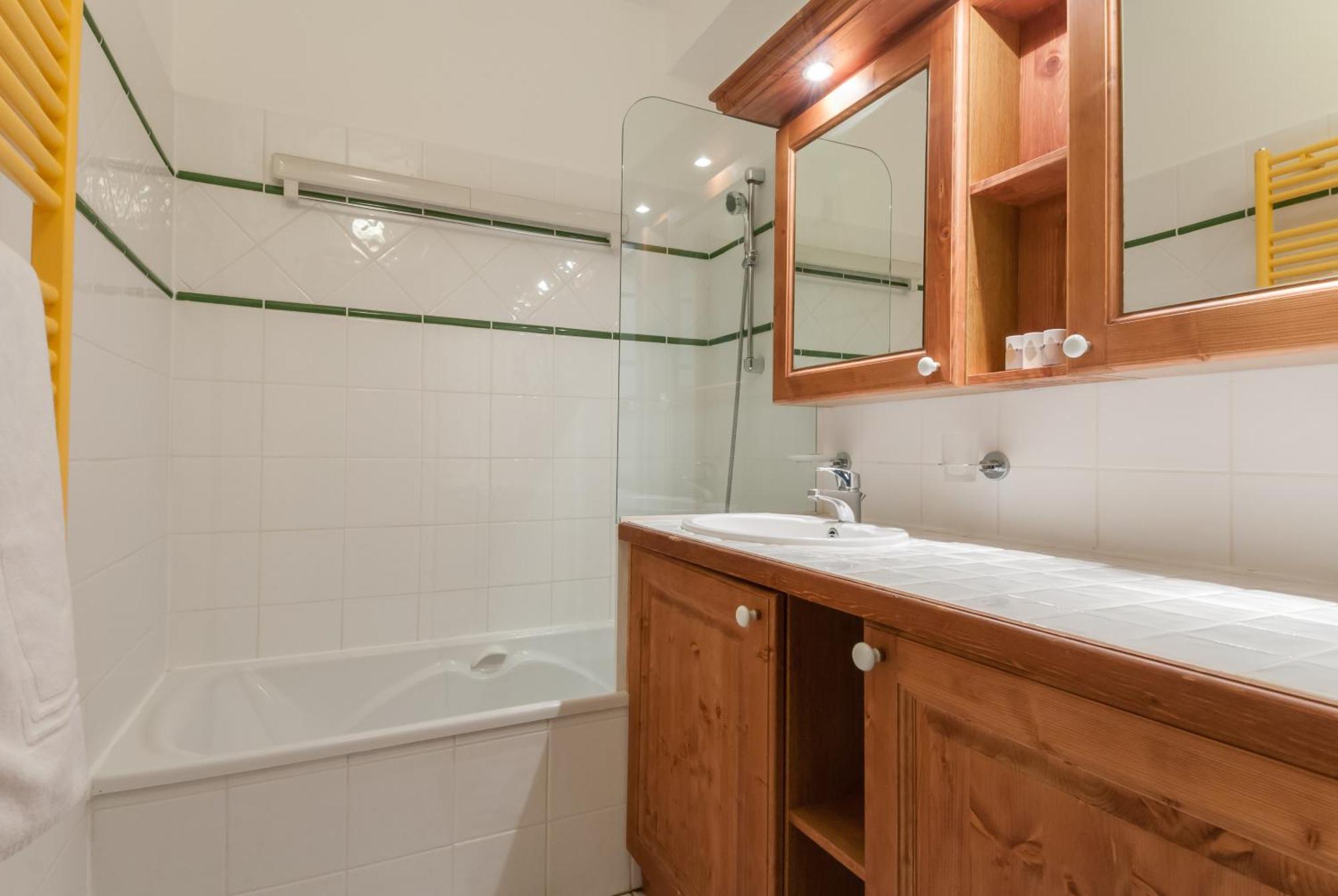 Three-Bedroom Apartment with Balcony (8 People),1445047666:JPEG