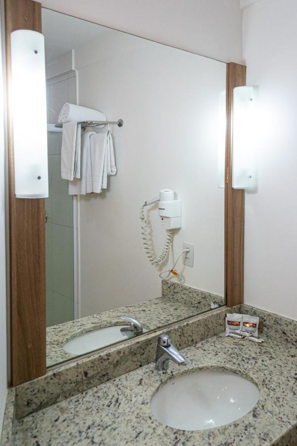 Quarto com Cama de Casal