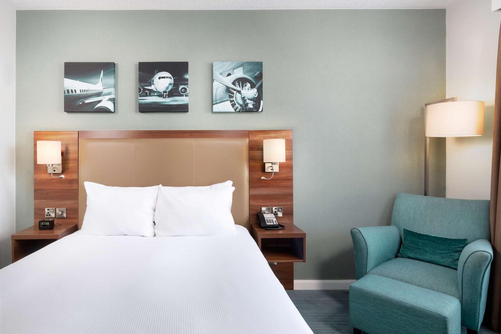 Habitación con cama grande