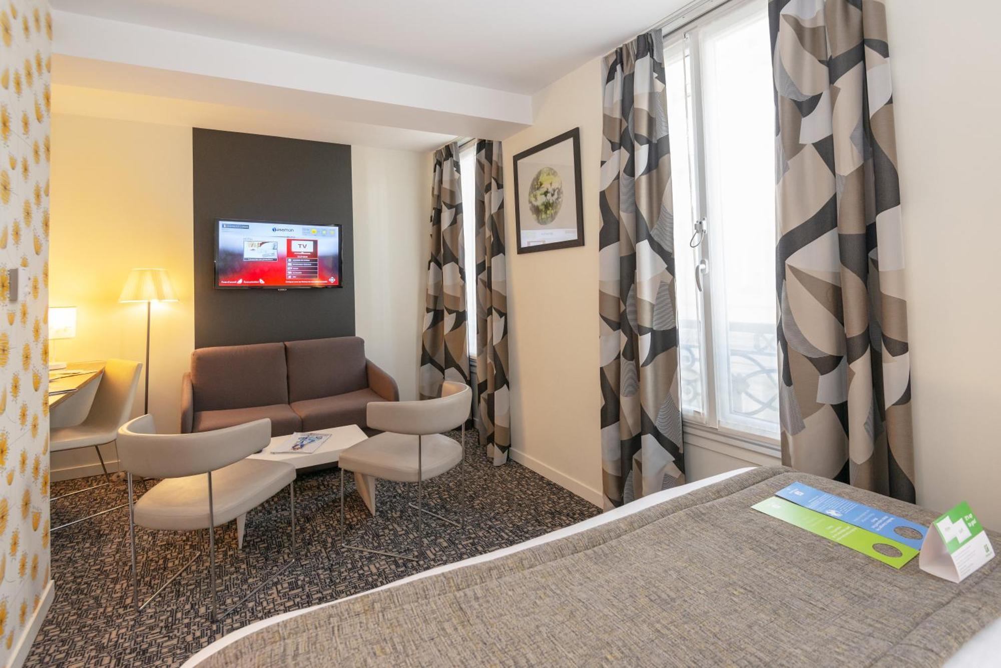 Habitación Premium con cama grande y sofá cama