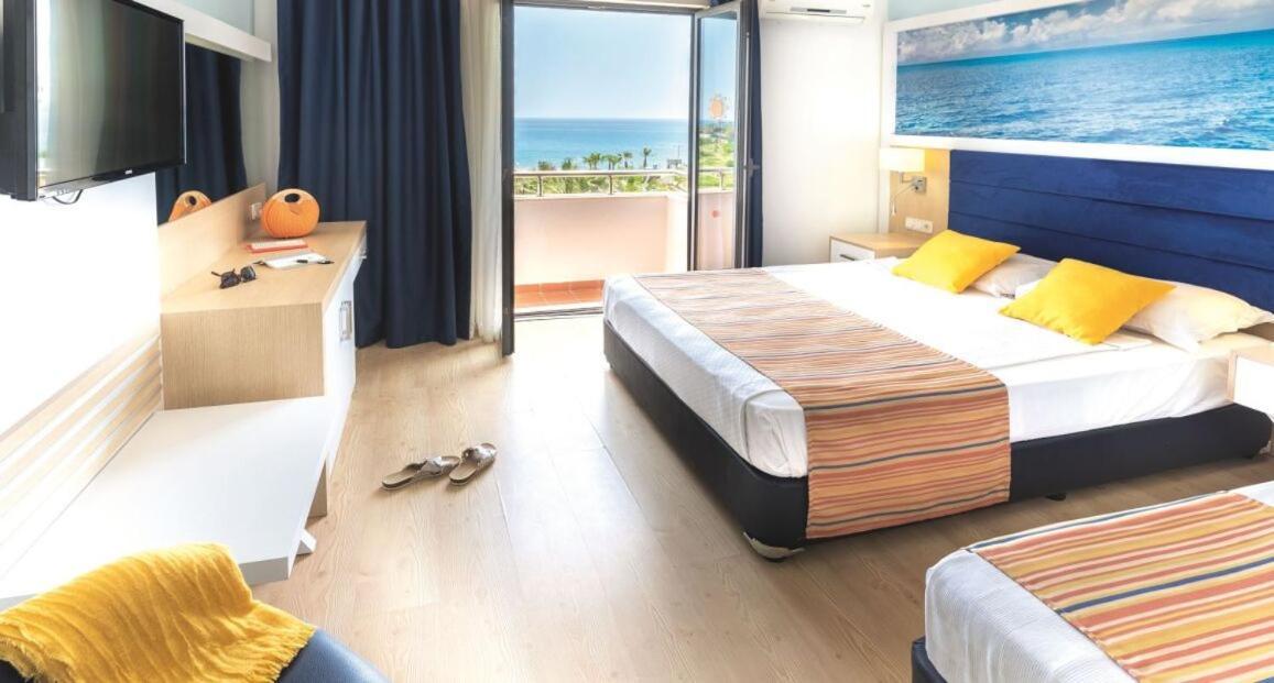 Tweepersoonskamer met Balkon en Uitzicht op Zee