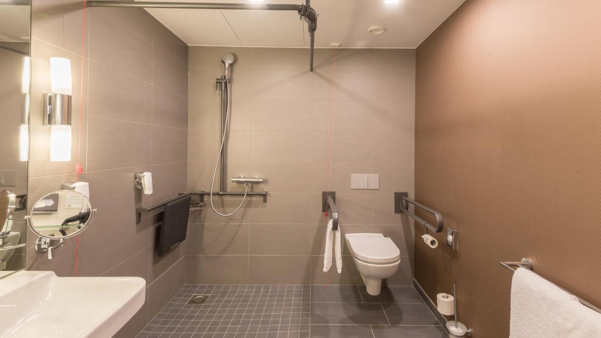 Queen Room - Accessible