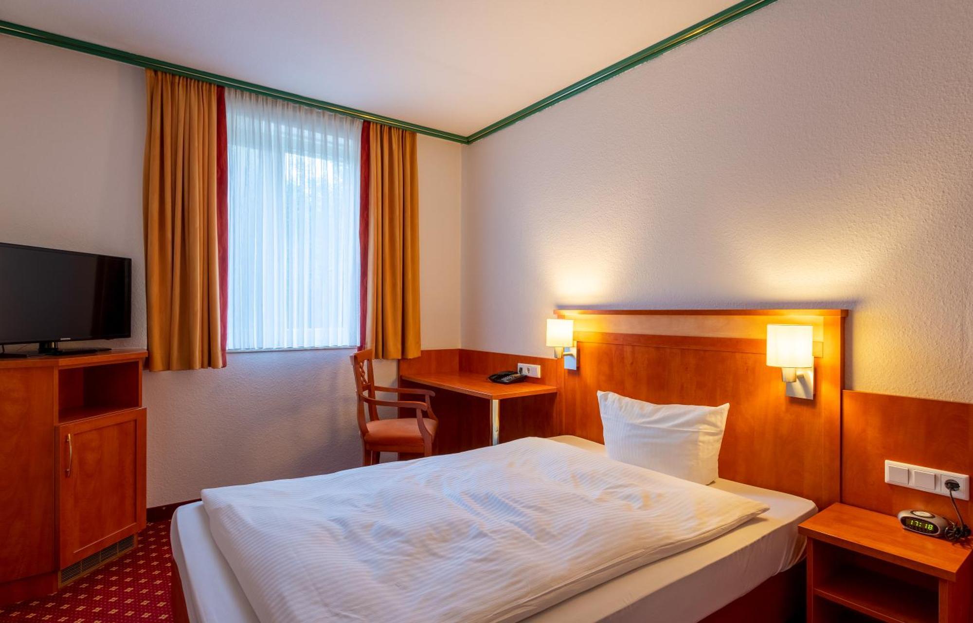 Comfort Queen Room bed 140 m x 200 m,1283890054:JPEG