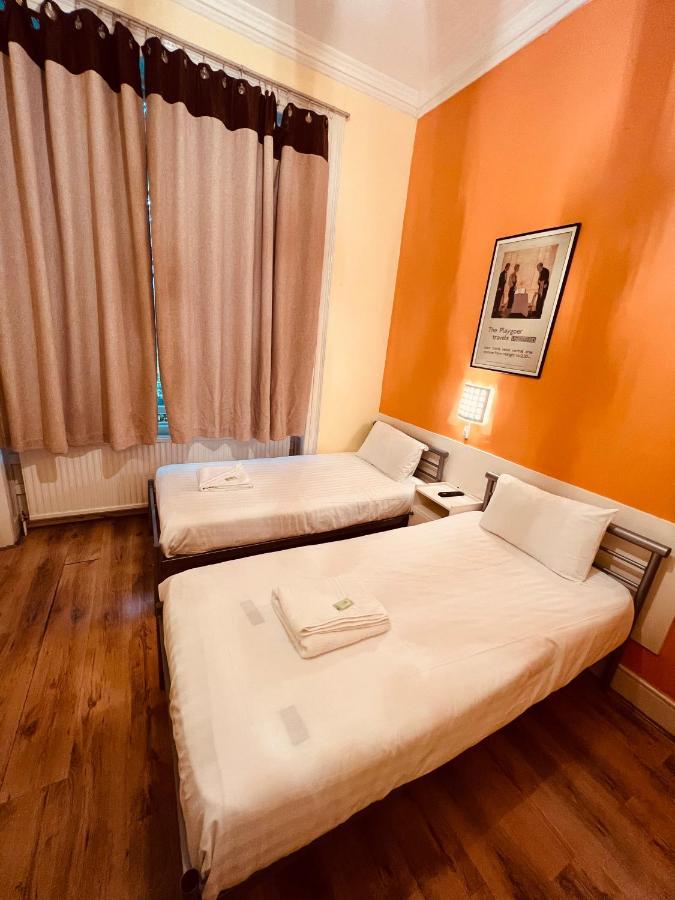 Tweepersoonskamer met 2 Aparte Bedden en Eigen Badkamer