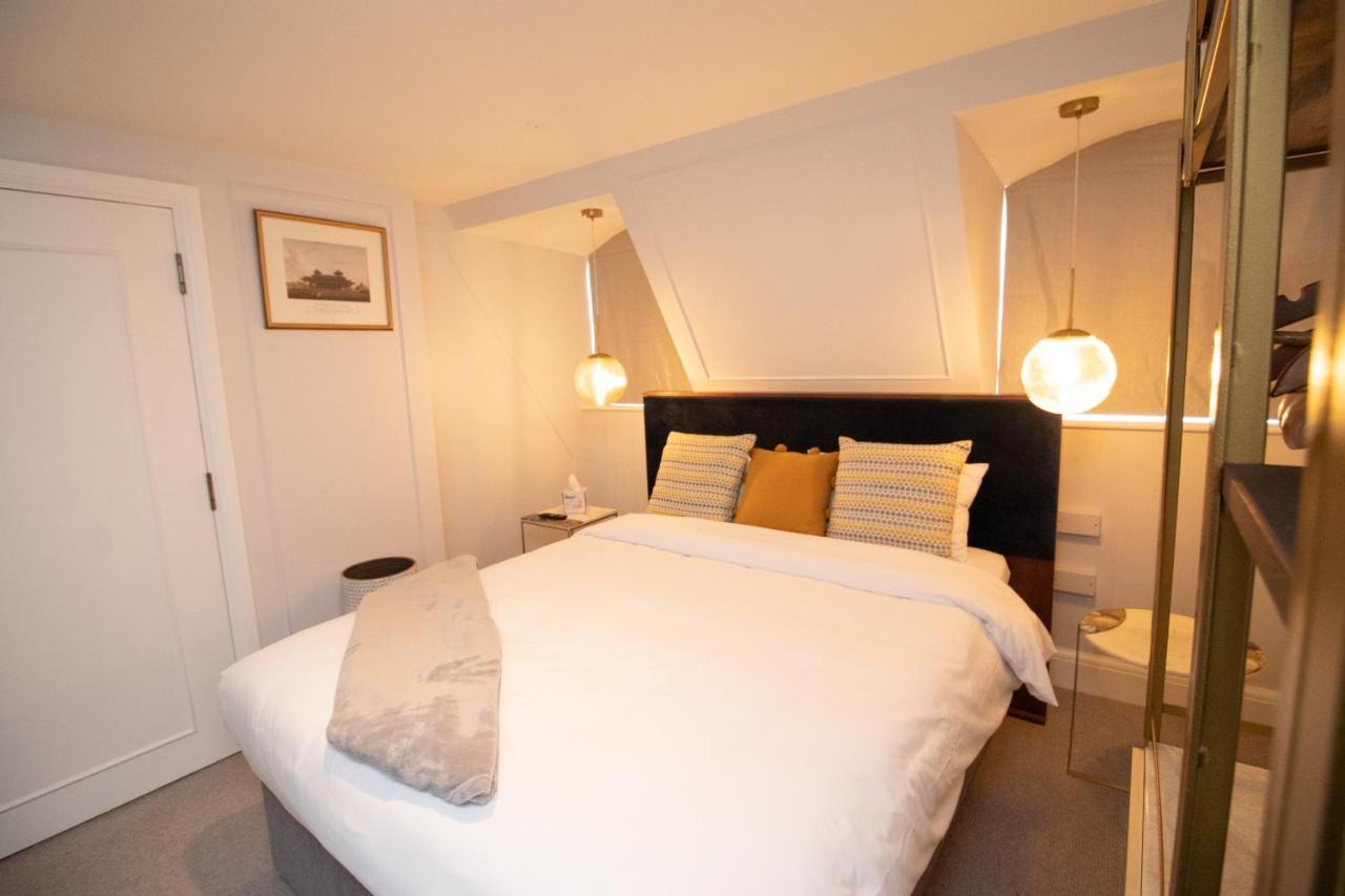 Deluxe Double Room Shower