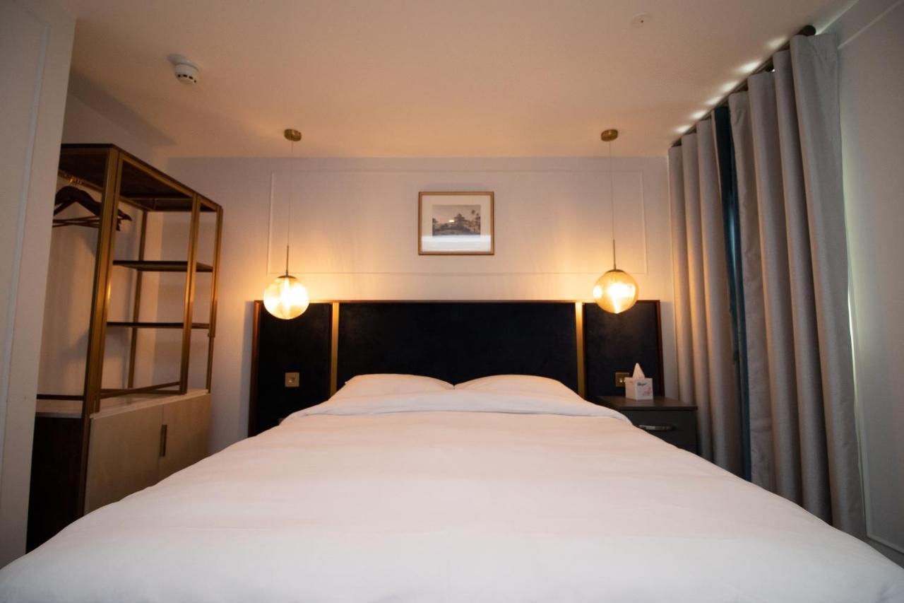Deluxe Double Room Shower