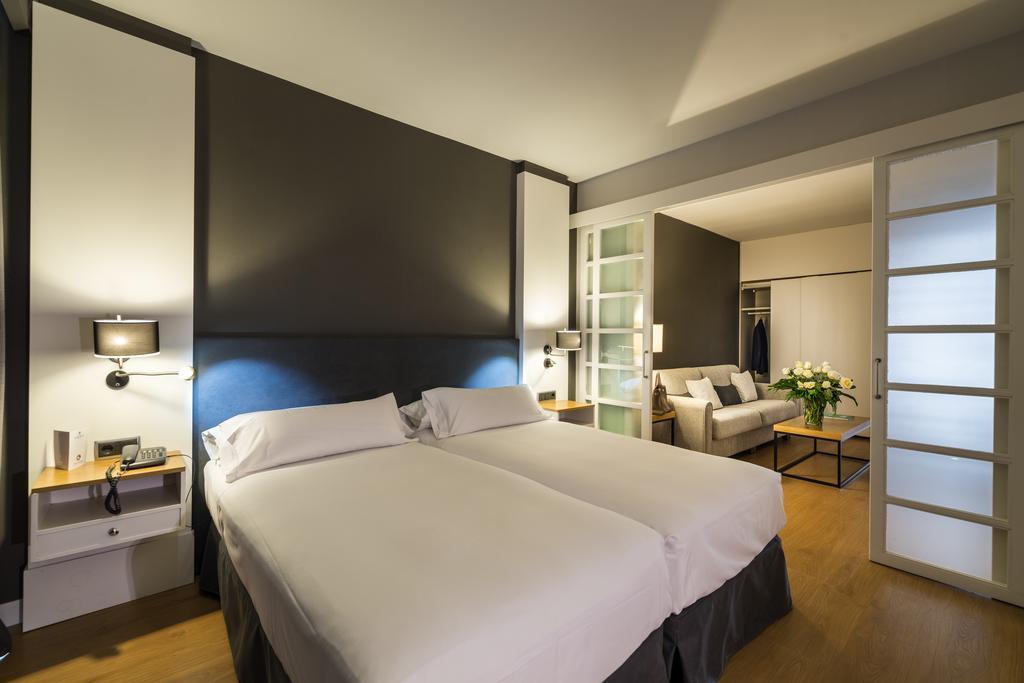 Junior Family Suite (3 Adults),693092295:JPEG