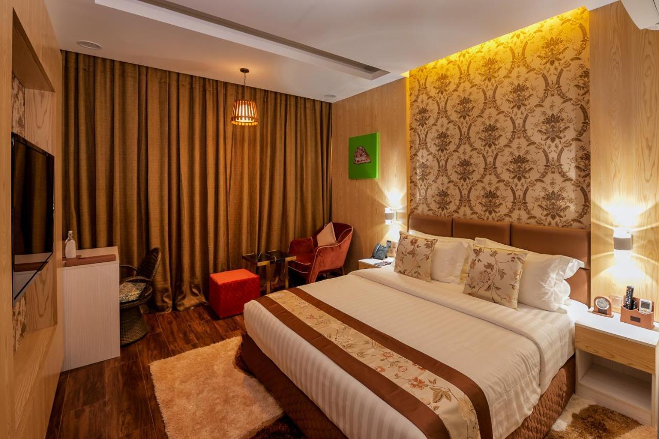 Deluxe Double Room Balcony Sea View Return Airport Transfer on Food & Beverage
