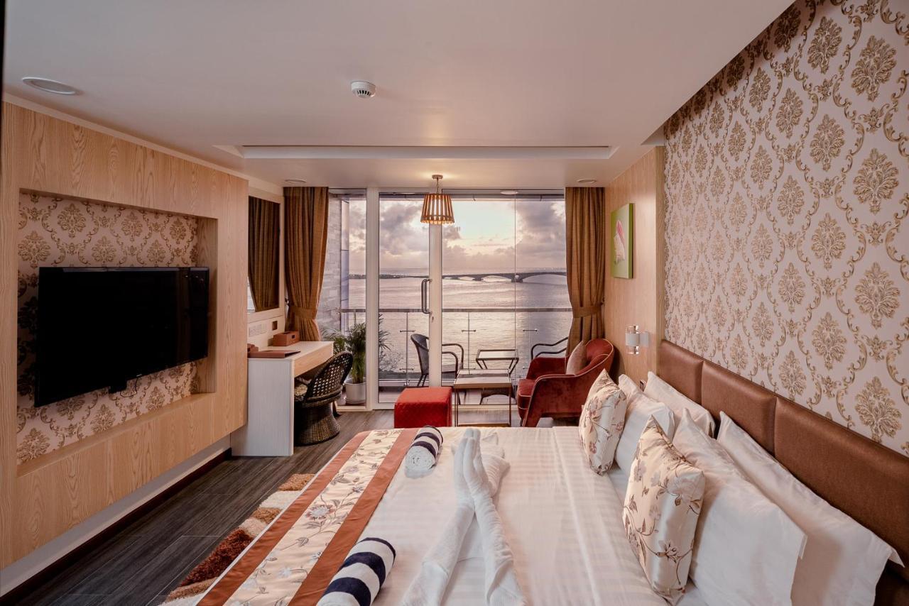 Deluxe Double Room Balcony Sea View Return Airport Transfer on Food & Beverage