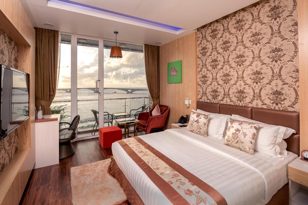 Deluxe Double Room Balcony Sea View Return Airport Transfer on Food & Beverage