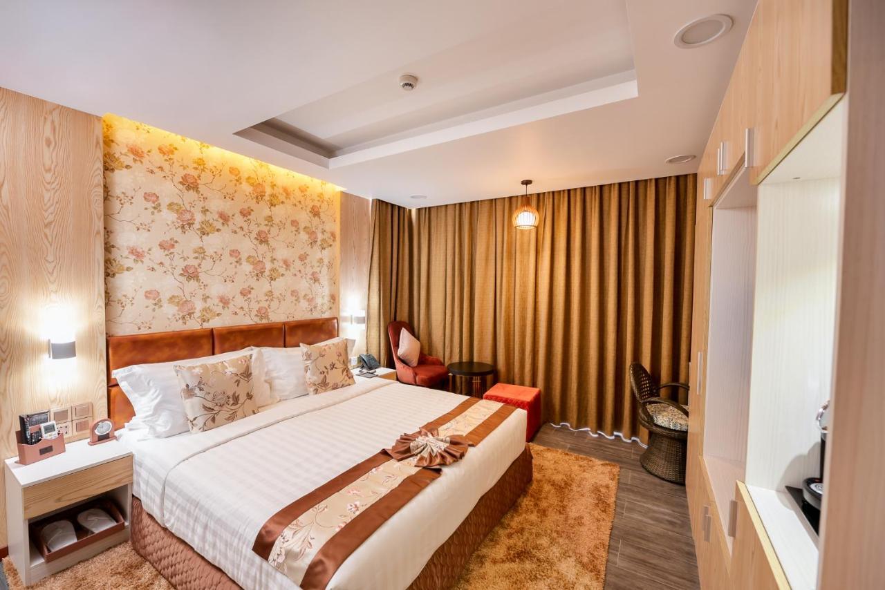 Deluxe Double Room Sea View Return Airport Transfer on Food & Beverage
