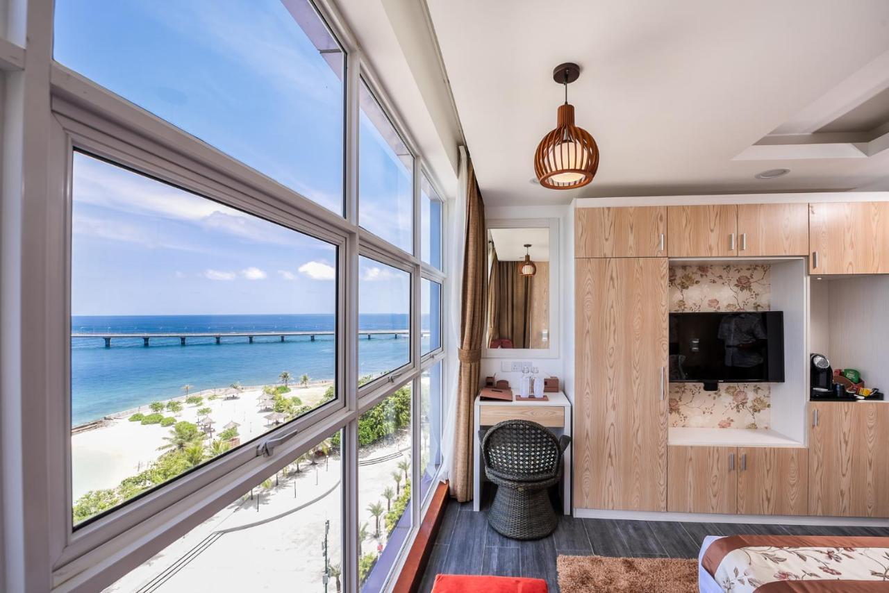 Deluxe Double Room Sea View Return Airport Transfer on Food & Beverage