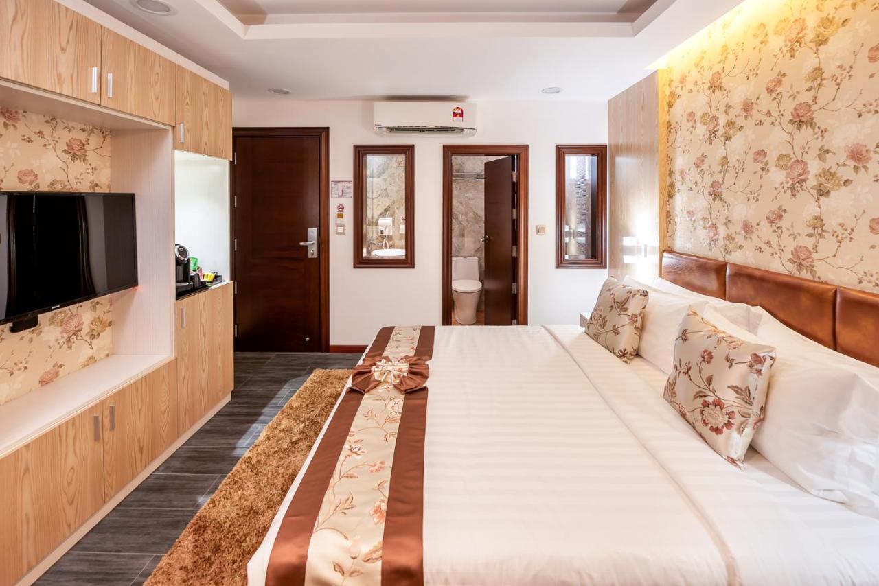 Deluxe Double Room Sea View Return Airport Transfer on Food & Beverage