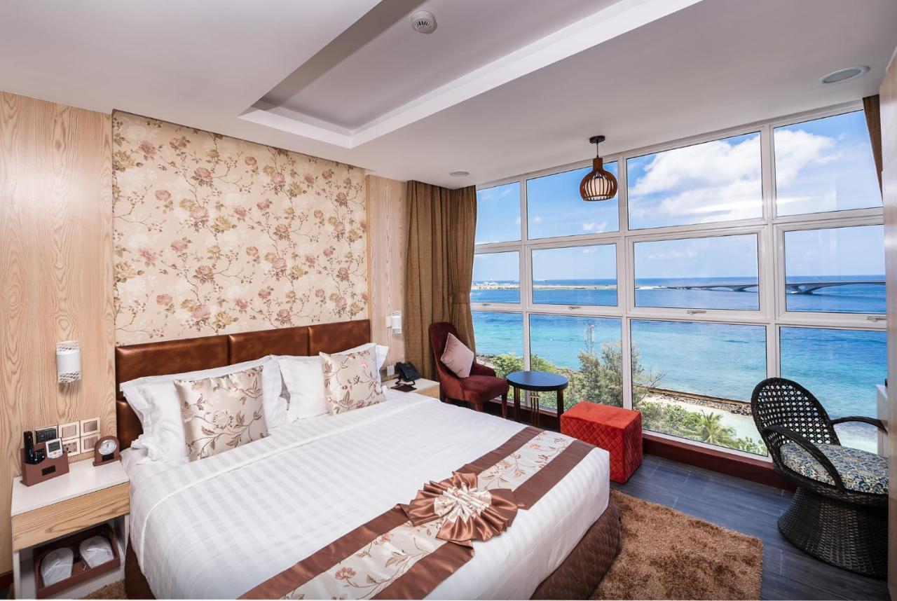 Deluxe Double Room Sea View Return Airport Transfer on Food & Beverage