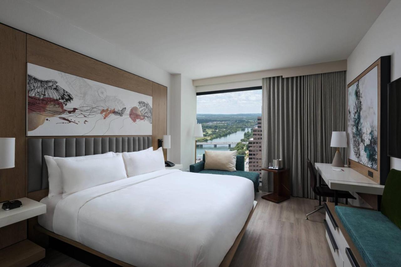 Quarto com cama king-size e vista da cidade - Andar Alto