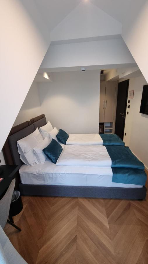 Habitación con cama extragrande.