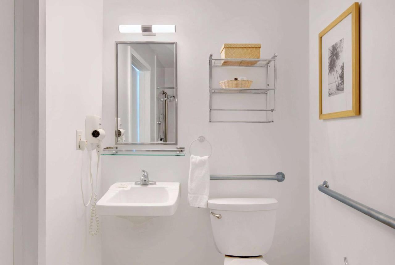 1 King Bed, Mobility/Hearing Accessible Room, Roll-In Shower, Non-Smoking,1588045403:JPEG