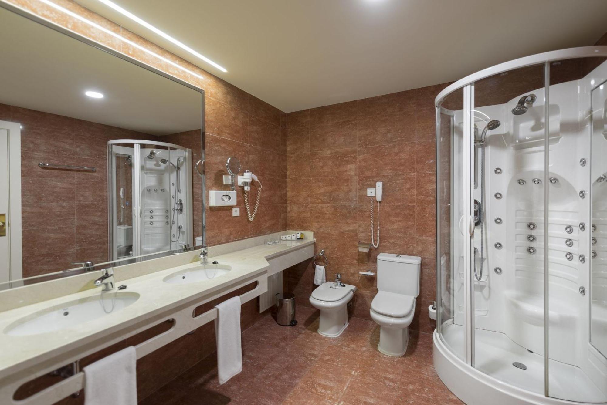 Quarto Família Superior (3 Adultos + 1 Criança)