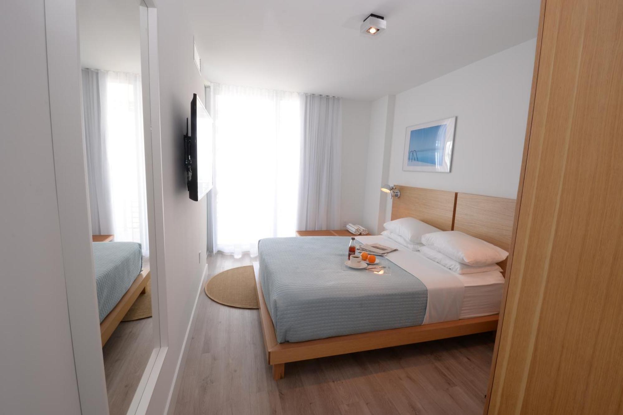 Suite de 1 dormitorio con zona de cocina y balcón - Junto al mar