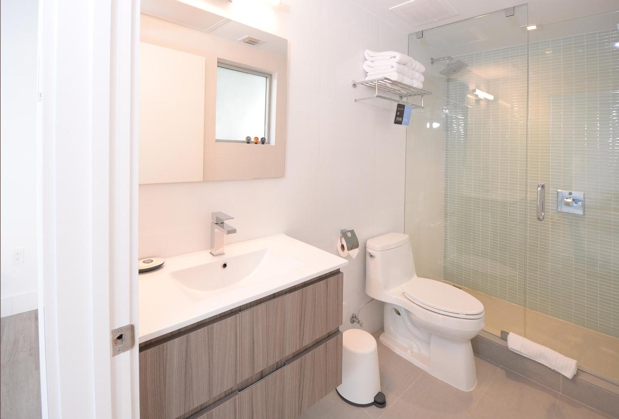 Suite Esquinera de 1 dormitorio con zona de cocina y balcón doble