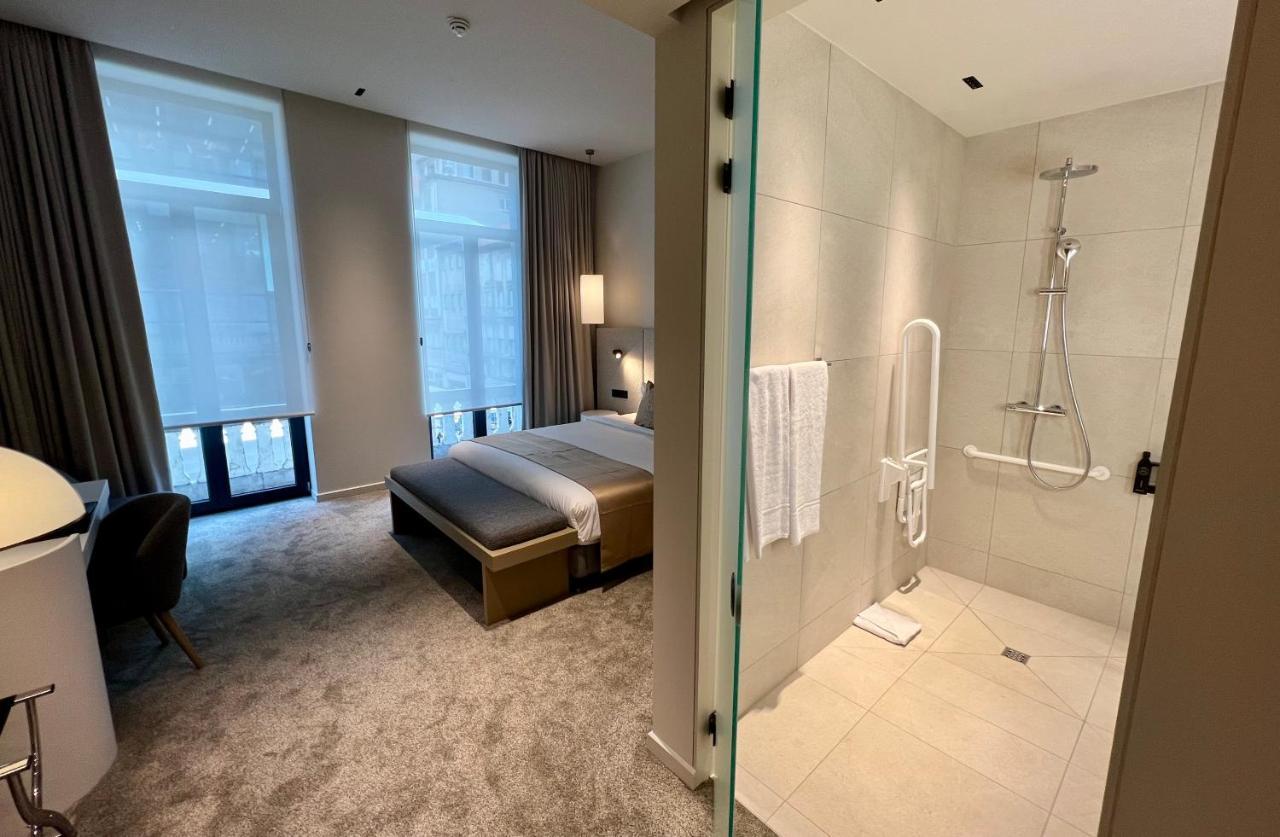 Kamer met Kingsize Bed en Rolstoeltoegankelijke Douche - Geschikt voor Gasten met een Lichamelijke Beperking