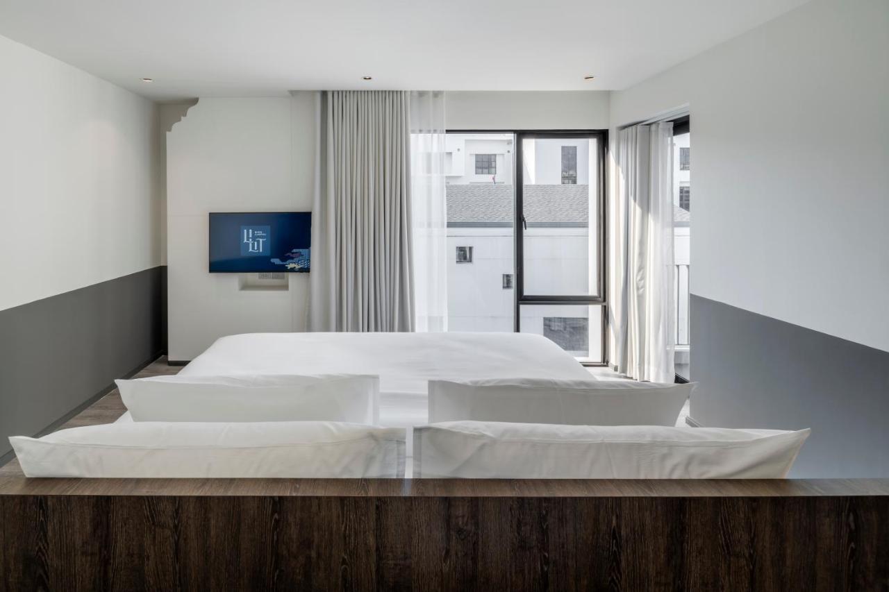 Suite Lit King-Size - Vue sur Piscine