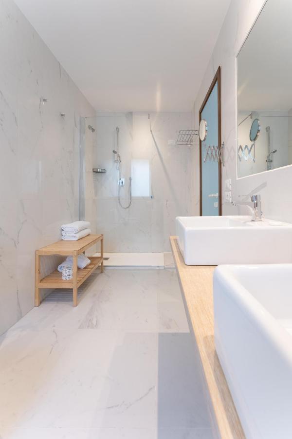 Deluxe Triple Room with Balcony Lateral Sea View