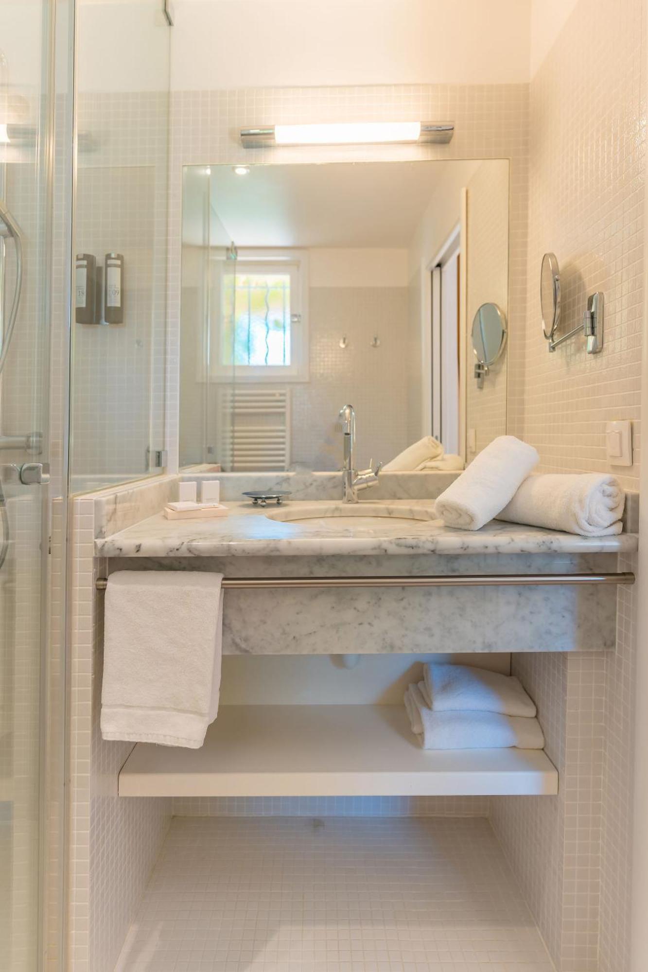 Family Room Shower,1600576228:JPEG