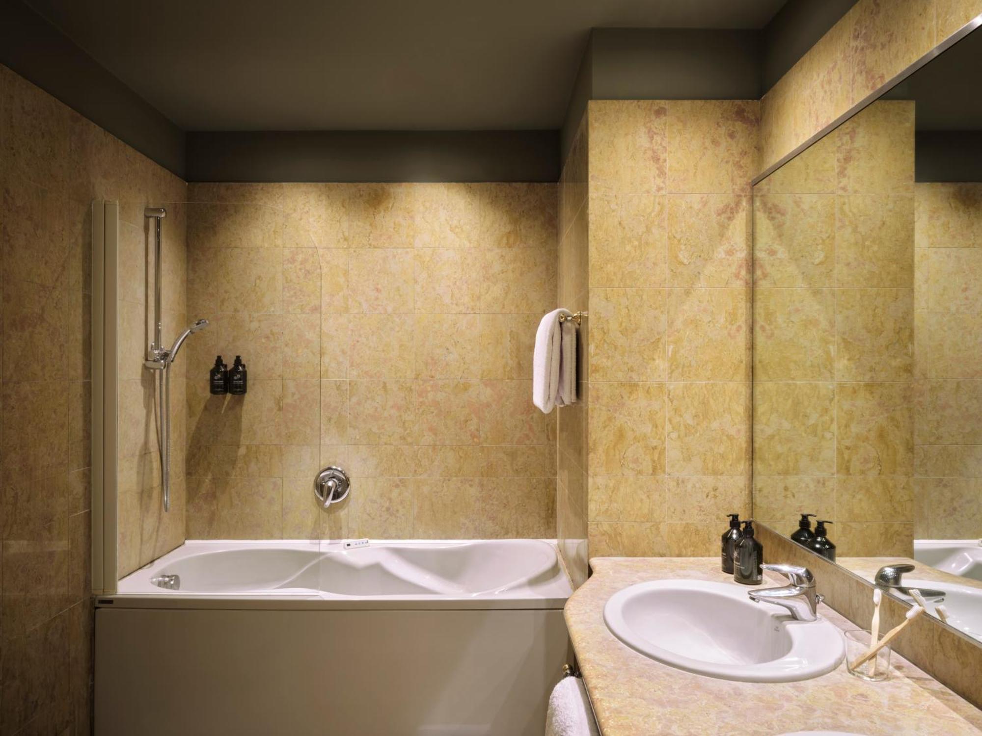 Suite,1534442770:JPEG