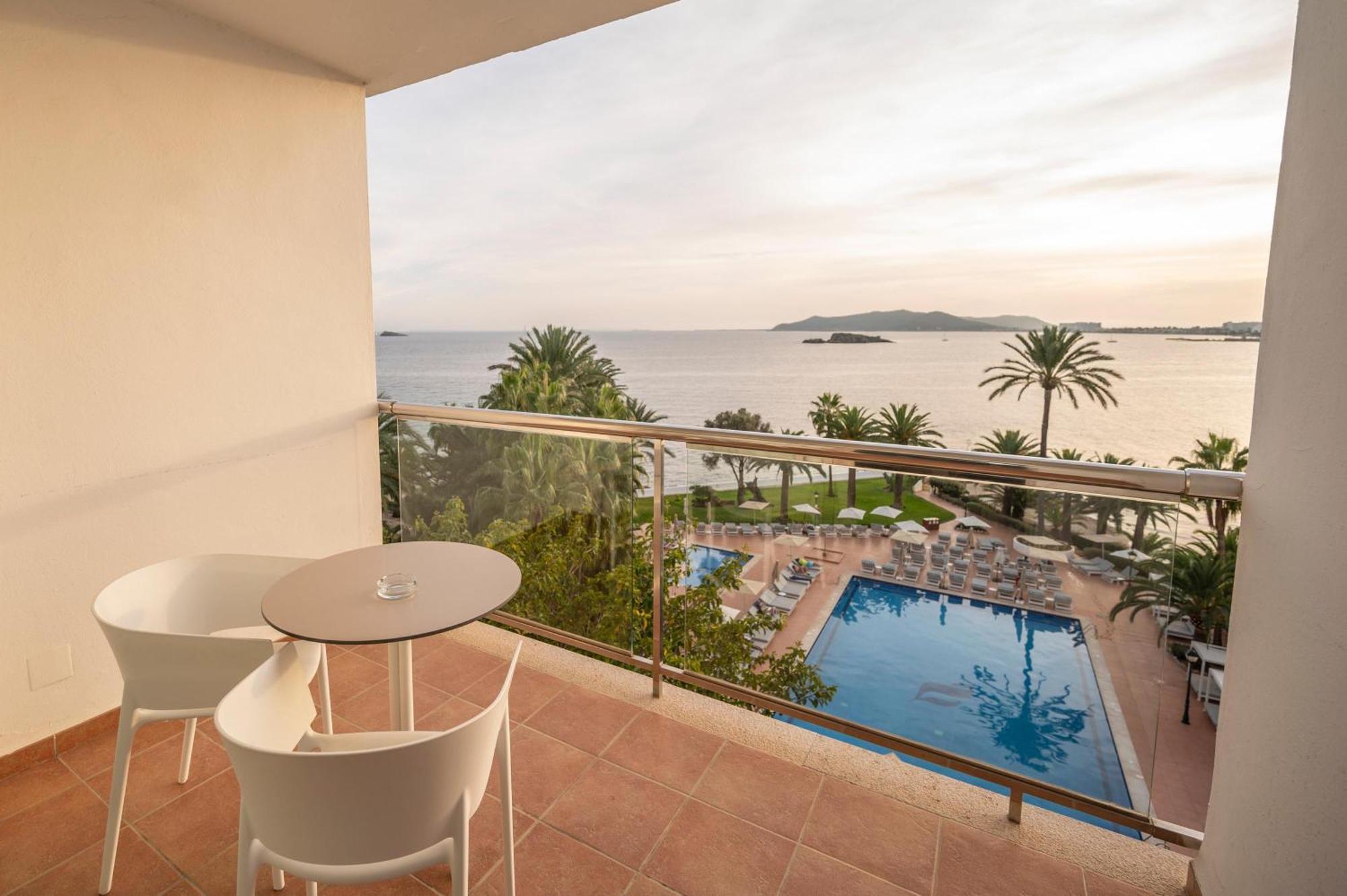 Double or Twin Room with Sea View