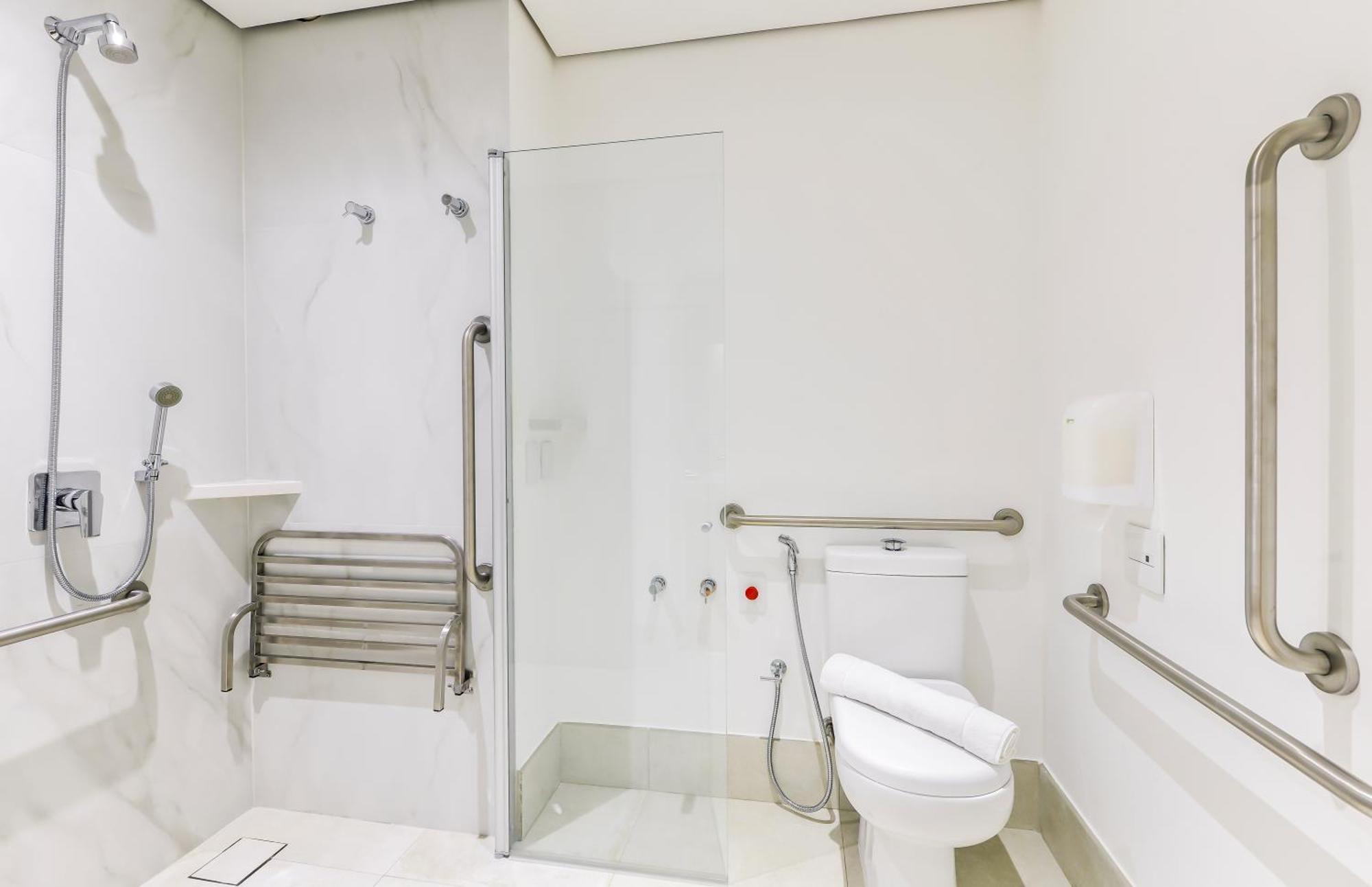 Tweepersoonskamer met Queensize Bed en Rolstoeltoegankelijke Douche - Geschikt voor Gasten met een Lichamelijke Beperking