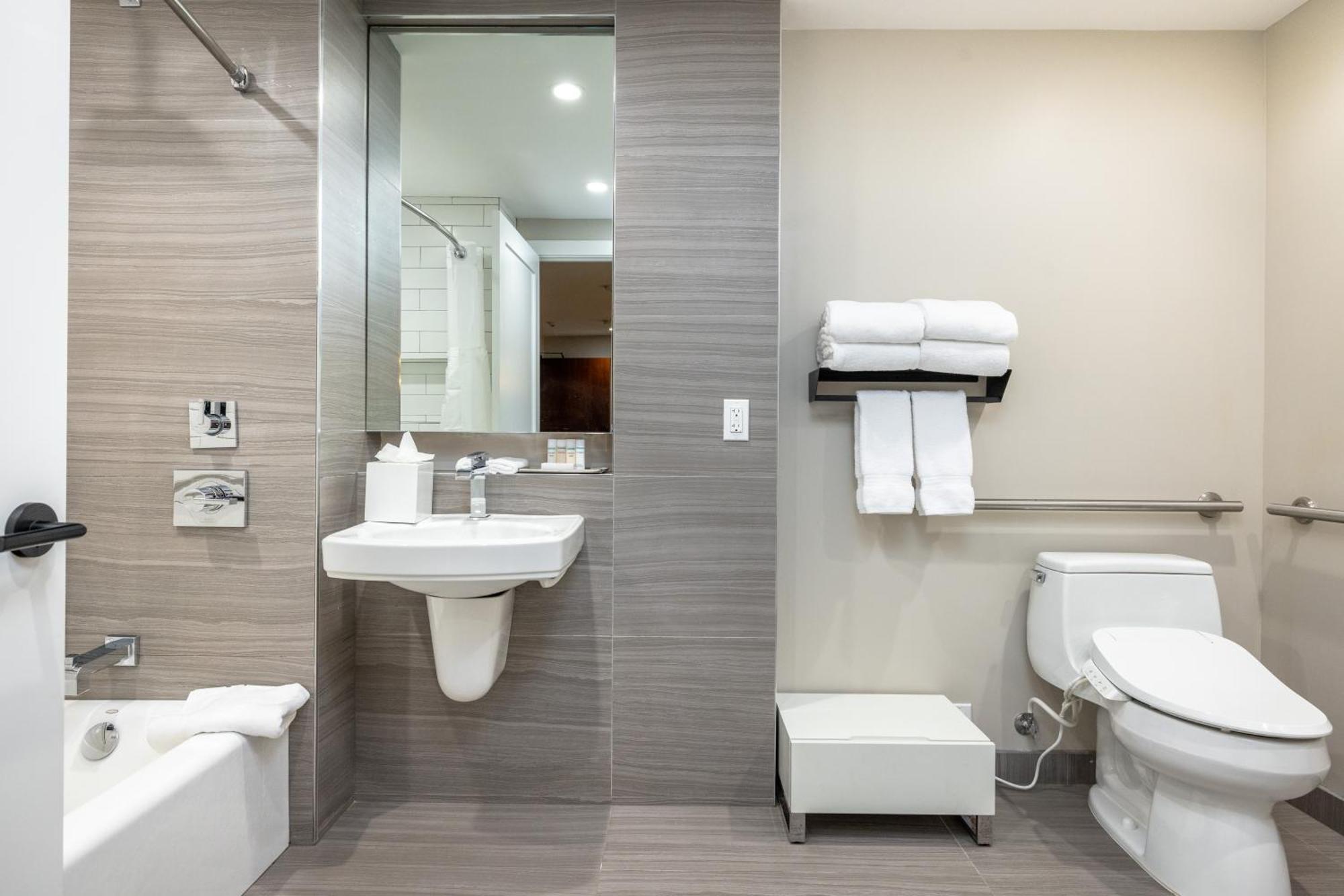 Chambre Lit Queen-Size avec Baignoire - Accessible aux Personnes à Mobilité Réduite
