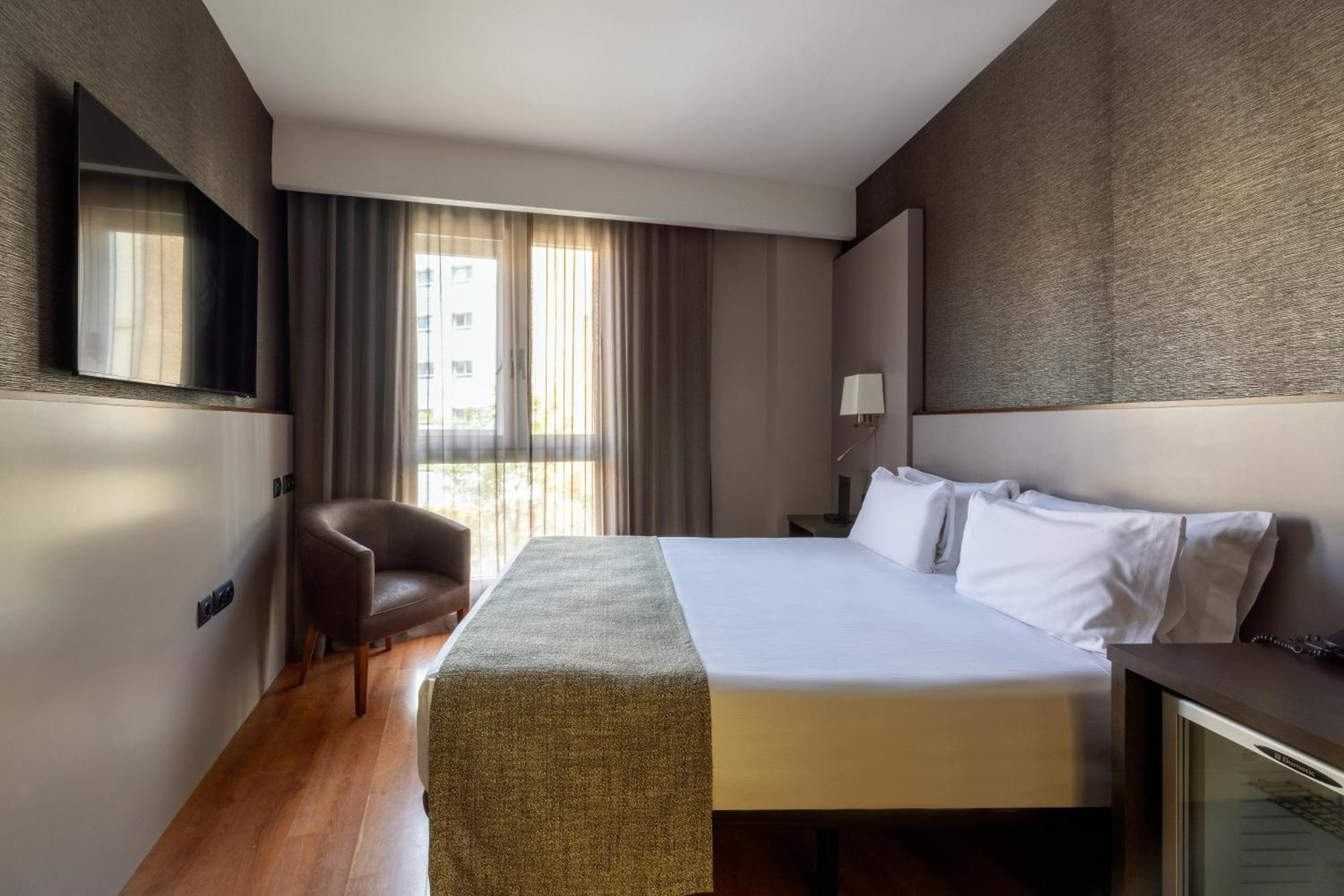 Quarto com Cama de Casal ou 2 de Solteiro