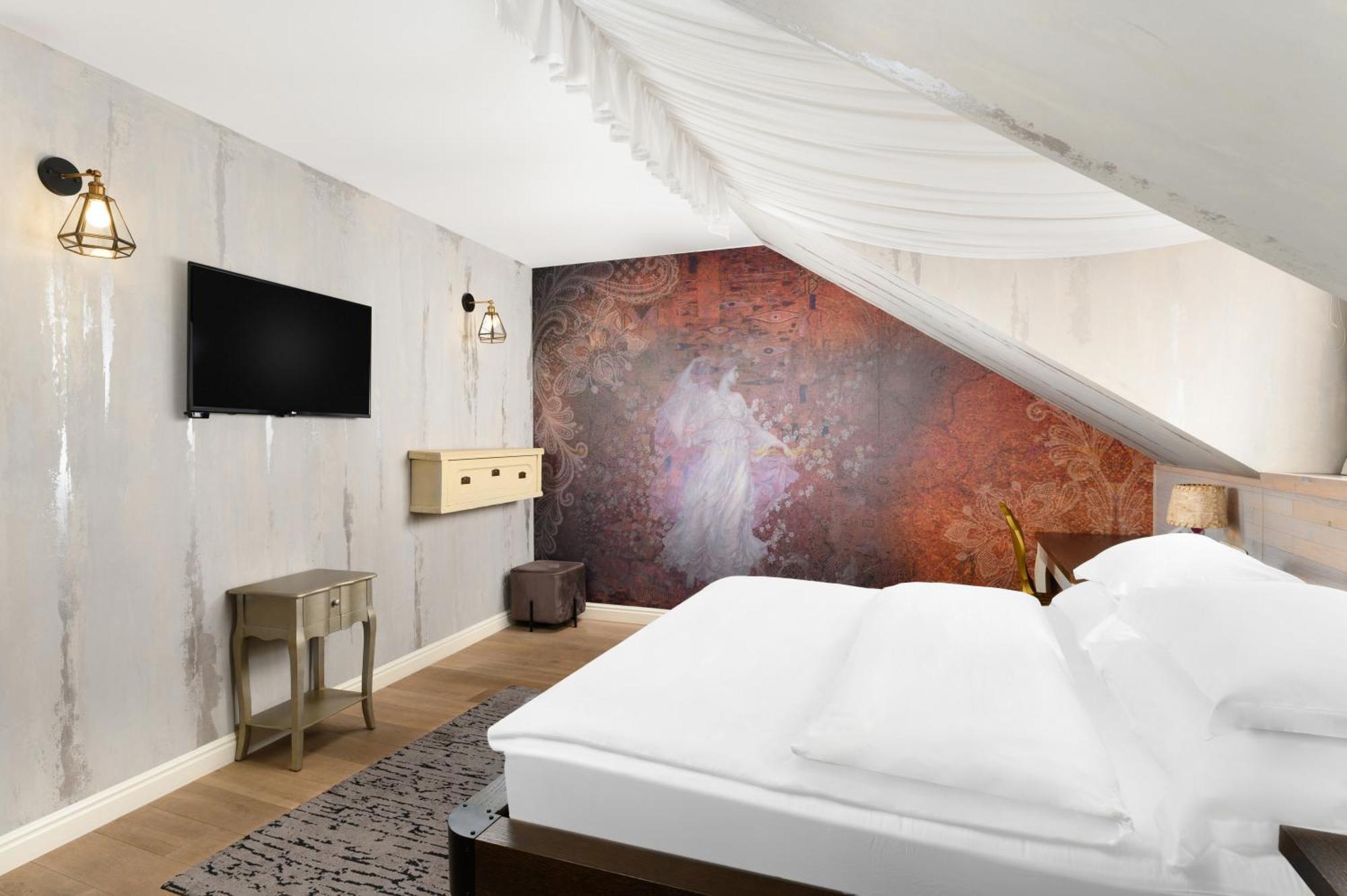Deluxe Double Room,1552556395:JPEG