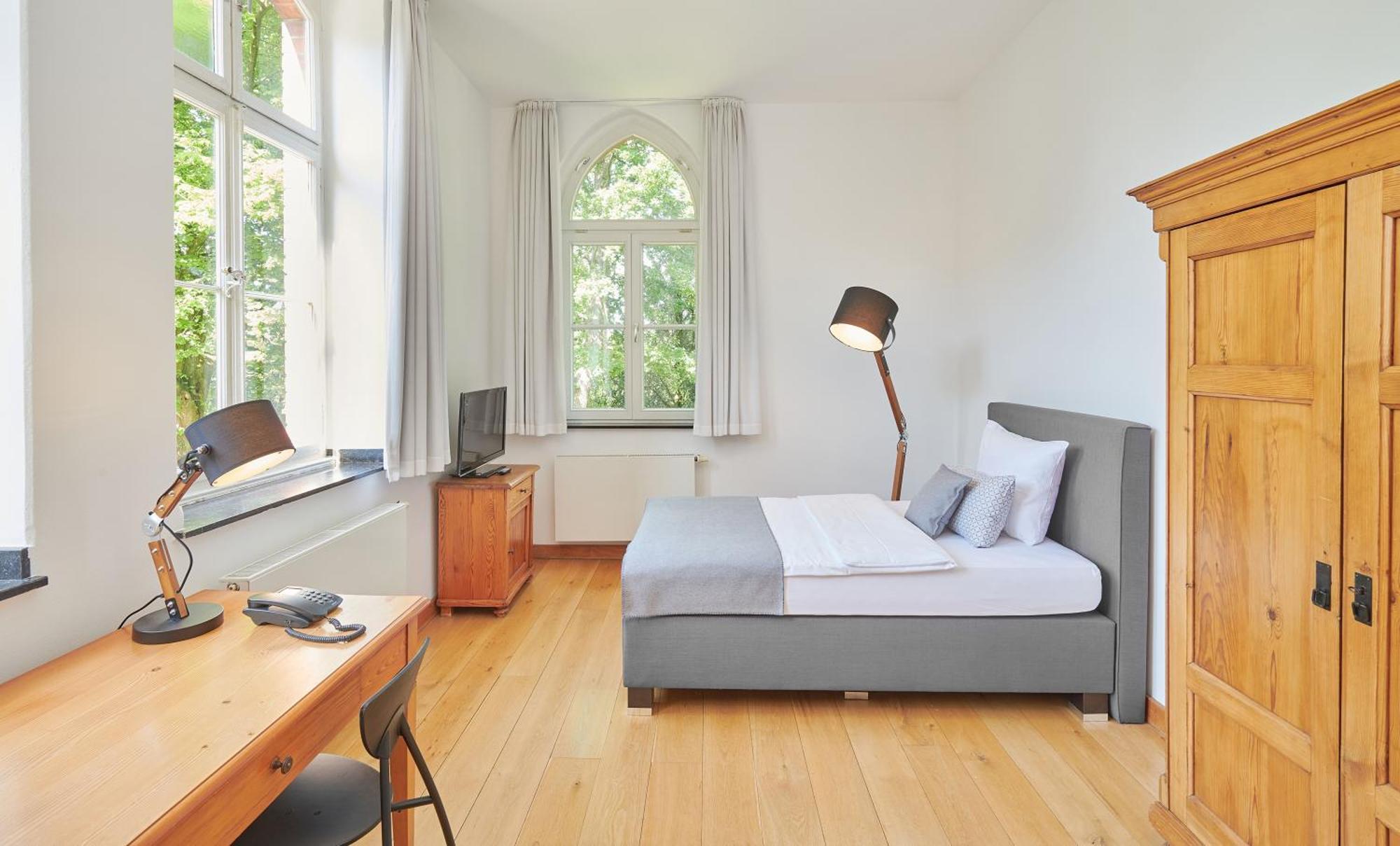 Single Room,689445855:JPEG