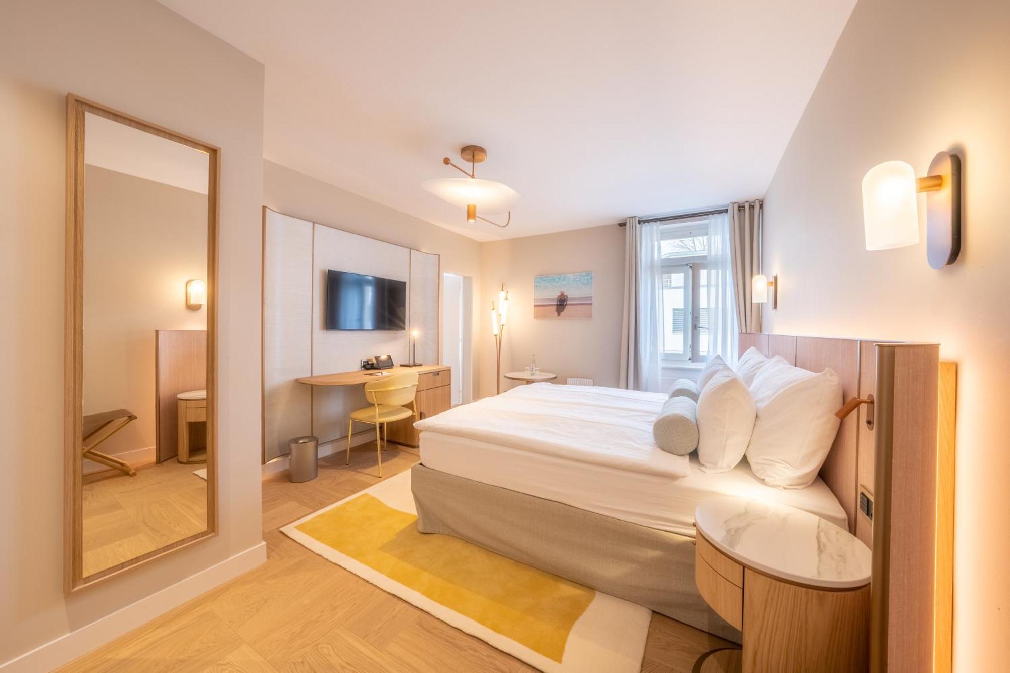 Deluxe Room,1588232491:JPEG