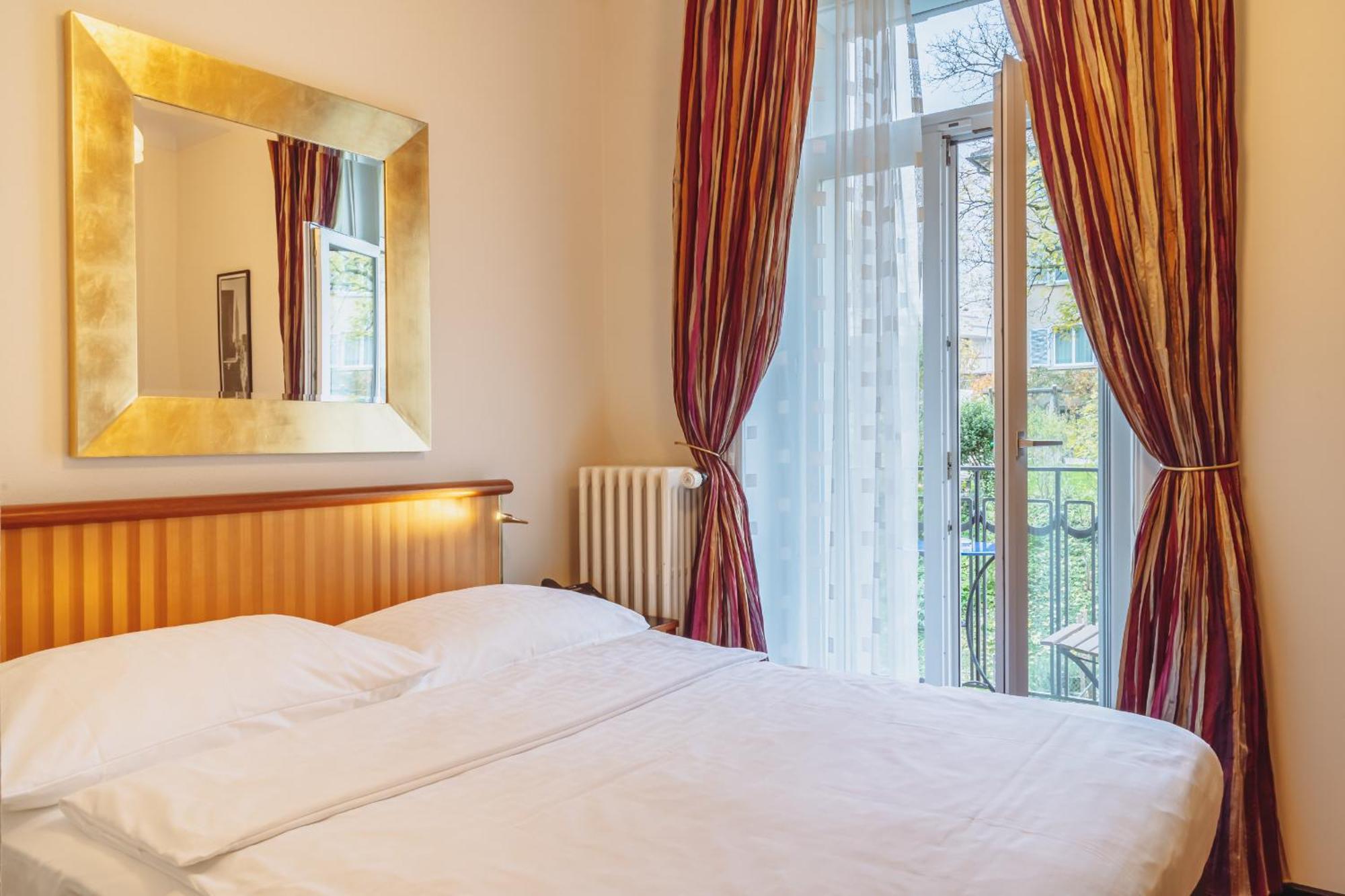 Queen Room,1588232475:JPEG