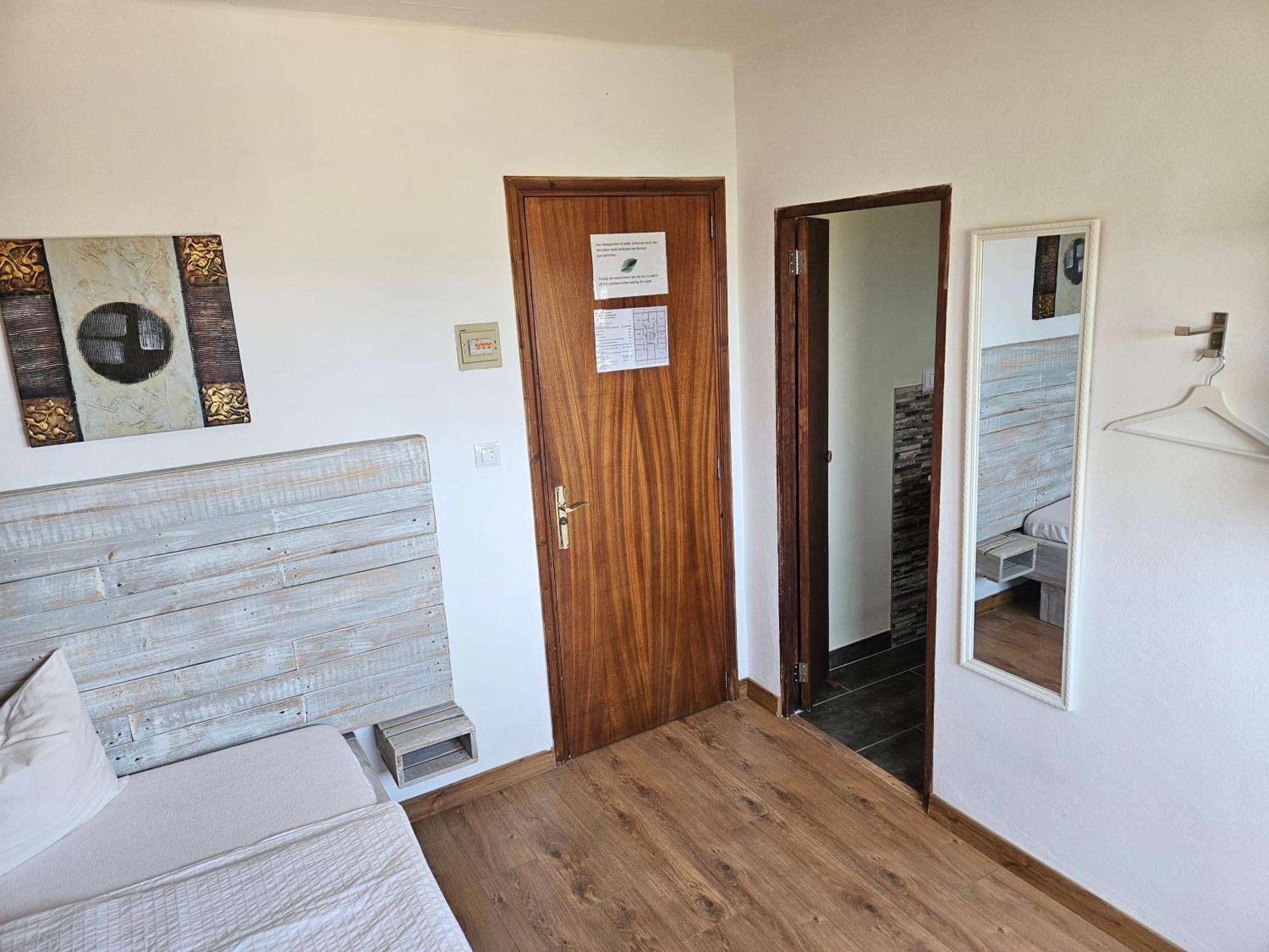 Single Room,1559035039:JPEG