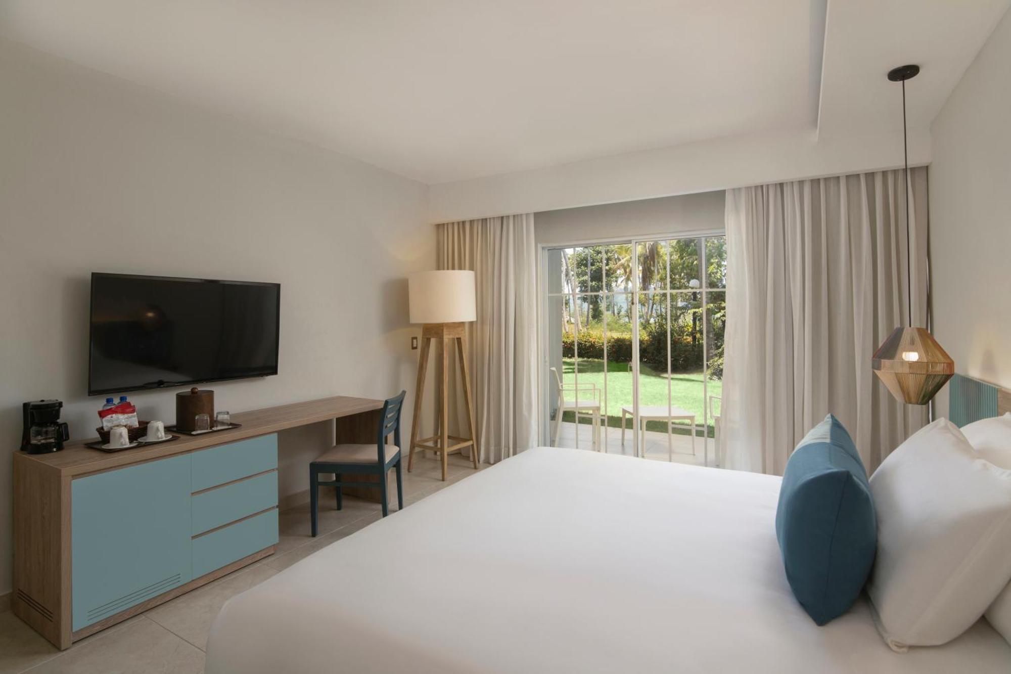 Standard King Room with Garden View