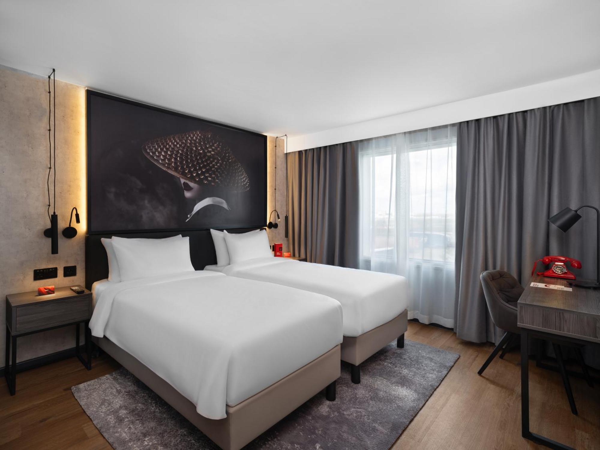 Standard Room - Runway View